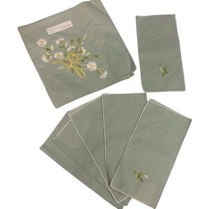 New Vintage Italian Floral Square Embroidered Tablecloth & 6 Matching Napkins